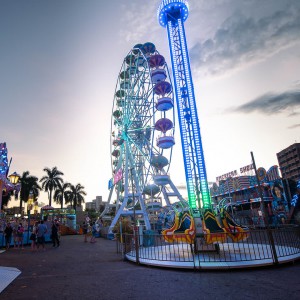Imagem representativa: Aproveite a noite curtindo o parque de diversões no centro de Caldas Novas